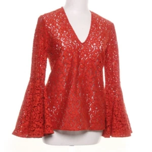  - Färg: röd.  Strl: XS.   Snygg blus från Zara. Vida volang armar, V-ringad framtill. Passar perfekt till fest men även till vardags. Bra skick. Fraktkostnad tillkommer, betalning via swish.