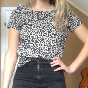  - Leopard t-shirt i nyskick! Endast använd 2 gånger. Köparen står för eventuell frakt 🥰