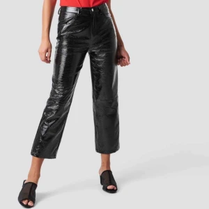  - Helt oanvända super populära lackbyxor från nakd som tyvärr var för små för mig :( Sitter väldigt snyggt på! 