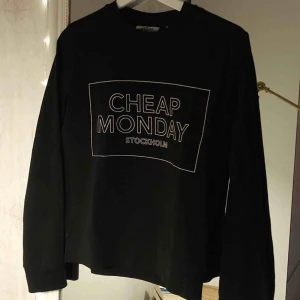  - Sweatshirt från Cheap Monday. Sparsamt använd och i fin kvalité. ☺️ Frakt ingår! 