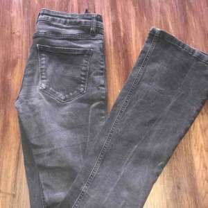  - Svarta bootcut jeans från zara