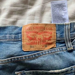  - Jeansshorts från Levi’s, använda endast ett fåtal gånger 