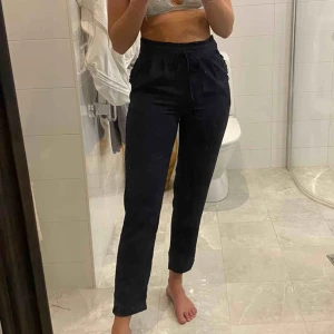  - Marinblå byxor från Noisy may. Använda 1-2 gånger. Säljer eftersom att jag inte använder dom.