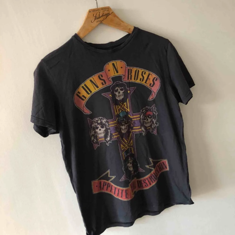 Guns N Roses - Kan hämtas i Uppsala eller skickas mot fraktkostnad . T-shirts.