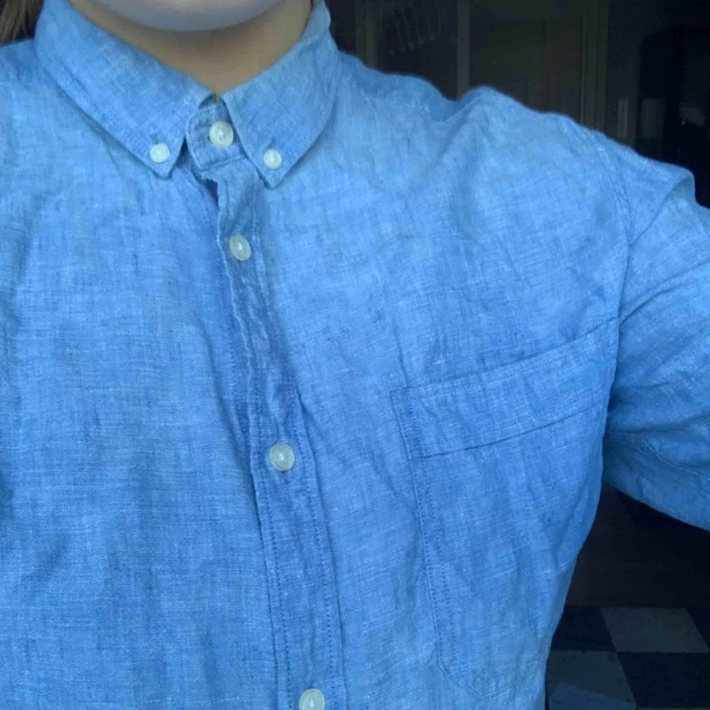 Jeansskjorta i herrmodell från Crocker (snyggare strucken) sparsamt använd och i bra skick!🌷. Skjortor.