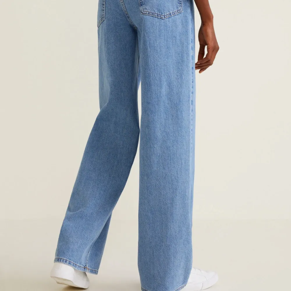 Säljer de perfekta vida jeansen i drömmigaste jeansfärgen från Mango pga används inte så mycket som de förtjänar. Snygg knappdetalj. storlek 34, men passar även en 36a. 💞 superfint skick! Jag är 1,68 och de slutar precis ovanför hälen på mig, som ni ser på bild 3.. Jeans & Byxor.