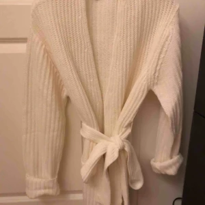  - Vit stickad kofta från NAKD.