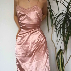  - Sjukt snygg klänning med slits. Fint som nattlinne eller en finare festklänning. Köpt här men passade tyvärr inte. Märket är okänt