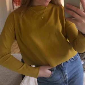  - Fin gul croppad topp, med långa ärmar och hög halsringning💛