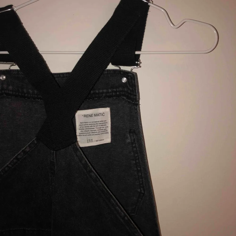 Svarta hängselbyxor med den perfekta detaljen på byxbenet. Inköpta på ASOS i höstas och har endast använt 1 gång sedan dess, därav måste de tyvärr rensas ut :/. Jeans & Byxor.