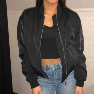  - Säljer min bomberjacka från junkyard för billigt pris.