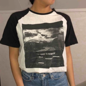  - Skrynklig då den legat i garderoben.  Storlek M men passar även mig som tar S!