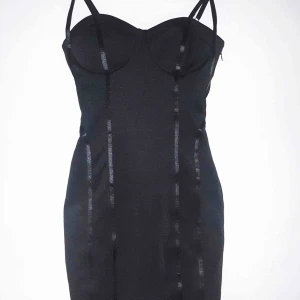  - Bodycon Klänning från forever 21. Perfekt till nyårs! Går ner till knäna ungefär. 