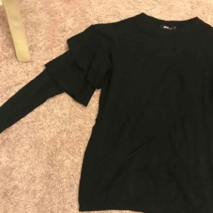  - Tröja med volangärm från gina
