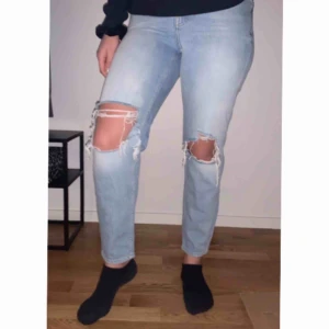  - Jeans med stora hål i knäna från top shop Frakt INGÅR i priset 