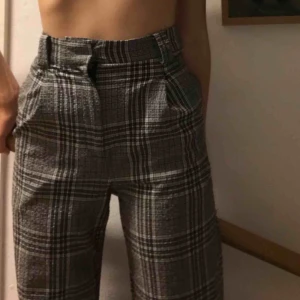  - Snygga och trendiga kostymbyxor från Weekday i strl 36. De är dock insydda i midjan t att passa en 34 men kan sprättas upp om det önskas. Endast använda ett par fåtal gånger så i väldigt bra skick. Skriv för frågor/fler bilder! 💗