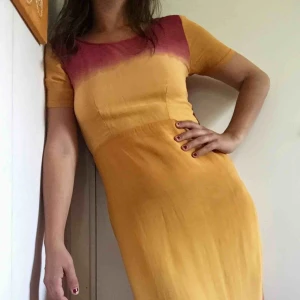  - Batikklänning fr 90-talet. Långklänning. Passar strlk 34-36. Dragkedja baktill Porto tillkommer