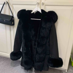  - Säljer min helt nya pälsjacka som aldrig är använd i storlek S. Säljer den då jag har en exakt likadan och ej har användning för denna då. Den är jätte skön och varm samt har päls som man kan ta av om man vill det. Pris kan diskuteras vid snabb affär