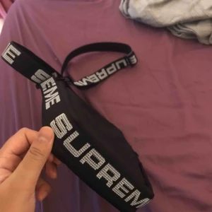  - En äkta supreme shoulder bag från ss18 droppet. Har orderbekräftelse på mail, tags kvar, plast förpackning och bara testat en gång så nästan deadstock