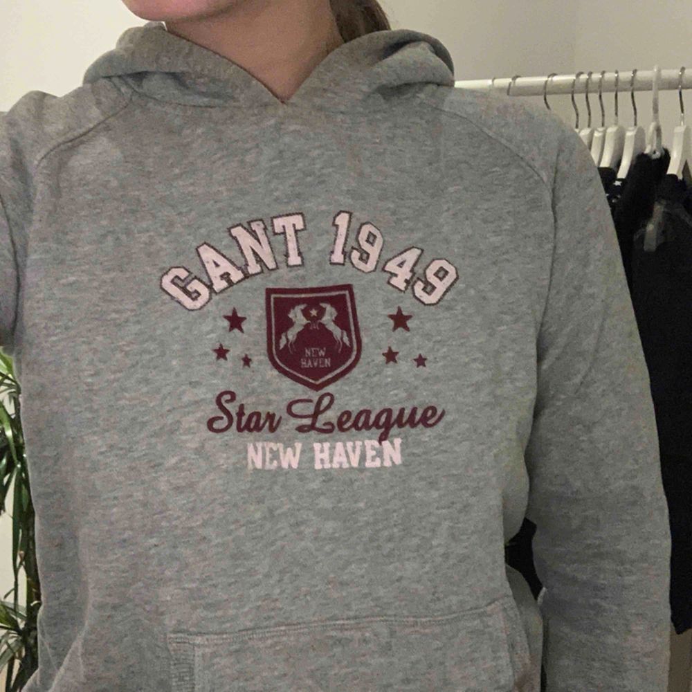 Grå Gant hoodie, liten i storleken men funkar för S också. Huvtröjor & Träningströjor.