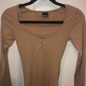 Beige body - Body toppskick, använd någon enstaka gång! Skickar gärna fler foton! 💕