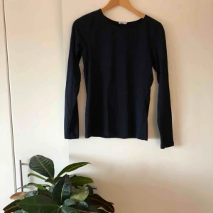  - Långärmad mörkblå t-shirt från Filippa K i bomull. Sparsamt använd!