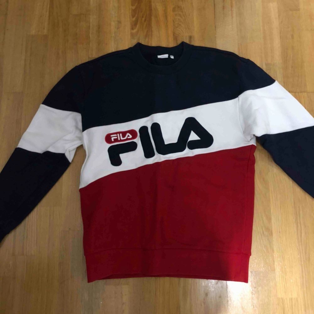 Fila sweater One sized but fits like a medium Barely worn, 8/10 condition. Huvtröjor & Träningströjor.