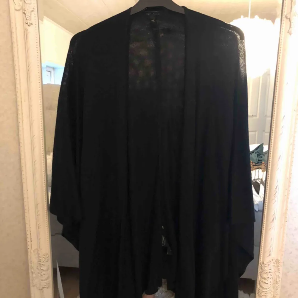 Halvponcho från Åhléns i svart. Skitsnygg att ha över en skinnjacka tex. Finns även i beige/grå i profilen där det finns bättre bilder. Köpt för 699! . Takit.