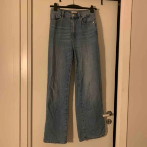  - Vida högmidjade jeans från Lindex. Lite slitna där nere men tycker det gör en najs touch på byxorna