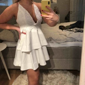  - Jättefin student/sommarklänning från missguided som aldrig är använd. Prislapp finns kvar. Köpt för 499. Öppen i ryggen med krossade justerbara band. 