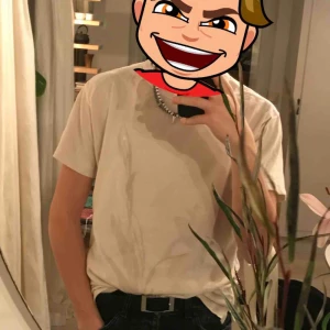  - Lätt orangenyanserad Stone Island tisha! Inga defekter o måttligt använd.