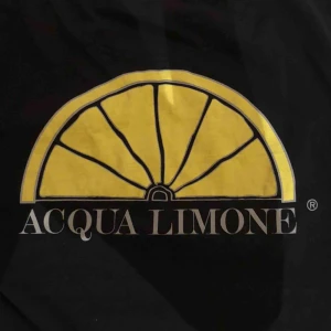  - Aqua LImone t-shirt, fint sick! Storlek xs men passar lätt en S🎈🎈 Köparen står för frakt 