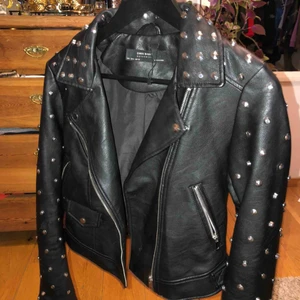  - Zara skinnjacka med nitar och dödskalle på ryggen 