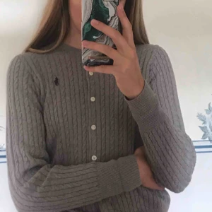 - Ralph Lauren kofta i storlek L (barnstorlek), passar mig som har XS - S. Perfekt skick, använd 1 gång. Frakt tillkommer