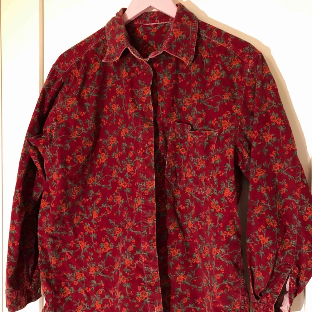 En rödblommig jeans jacka, perfekt för sommaren eller tidigt på hösten. Ger mig en lite 70tals vibe. Inga lösa trådar eller knappar som saknas som jag kan se.  (Inte inklusive frakt, det står köparen för!). Skjortor.