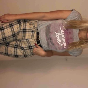  - T-shirt som e ganska stor i stolek jag på bilden är 164. Säljs pågrund av utrensning av garderob 