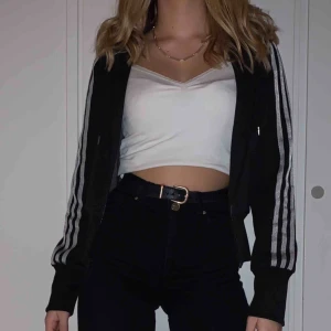  - Adidashoodie med dragkedja. Material WCT. Frakt tillkommer💓