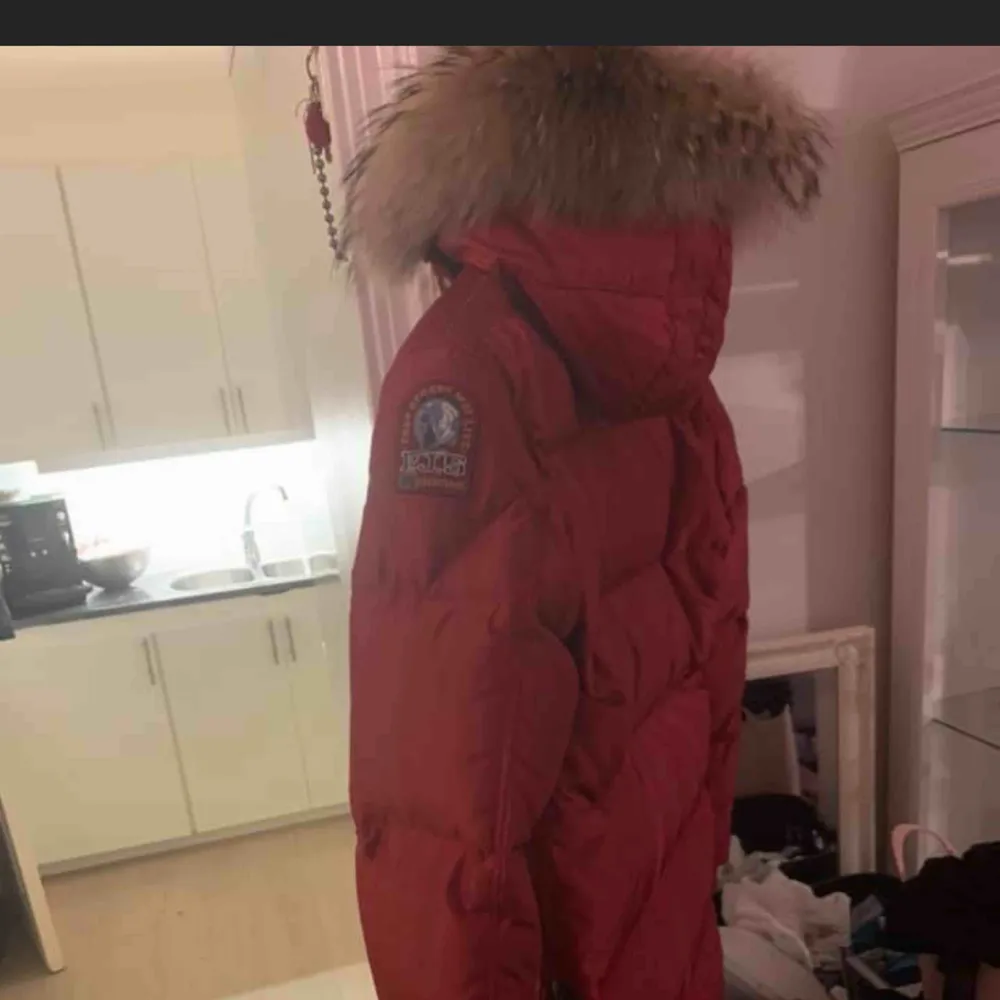 Parjumper long bear den nyaste modellen  Stl Young large = XS- s kan tro att den passar en liten M oxå  VILL ENDAST BYTA mot en annan päls jacka eller moncler jacka , Sail racing jacka!!  . Jackor.