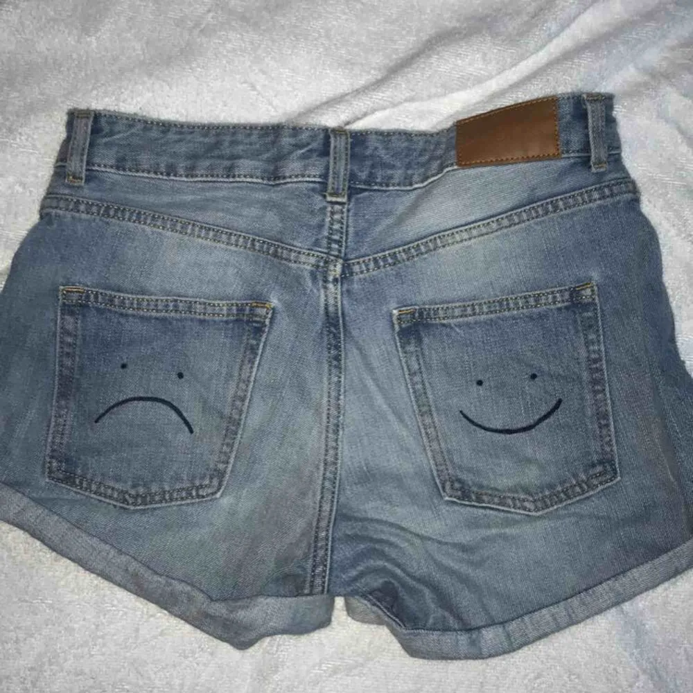 jeansshorts från monki ritat dit smileys själv fraktar men köparen står för frakten pris går att diskutera. Shorts.