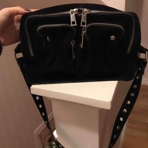  - Sjukt snygg väska från nunoo som tyvärr inte kommer till så mycket användning. Använt väldigt sparsamt så den är i mycket fint skick! Tillkommer ett längre justerbart axelband som är original. Frakt tillkommer. 