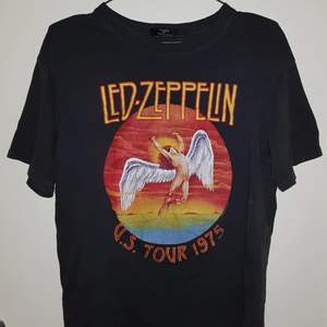 Led Zeppelin t-shirt från Bershka i storlek S. den är i fint skick. Frakt 20kr 