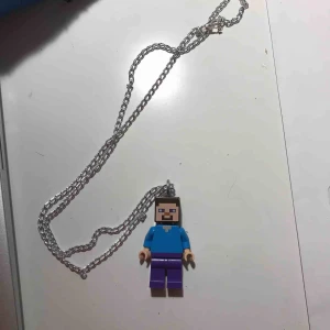  - Lego minecraft-halsband! Handgjort av mig, unikt o cooooolt ;)) frakten kostar 9kr, annars kan jag mötas upp i innerstan Stockholm eller möjligtvis söderort