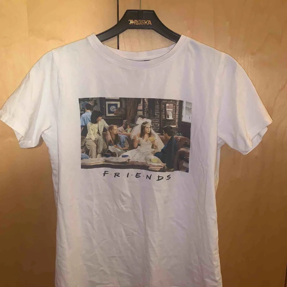 FRIENDS tröja från new look i strl 38 men skulle säga att den passar XS-L beroende på hur man vill att den ska sitta. Säljer lite billigare då den är lite urtvättad💕. T-shirts.