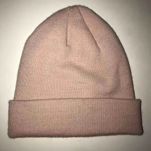  - Ljusrosa/beige mössa, ganska liten i storleken, använd fåtal gånger, köparen står för frakten🥰