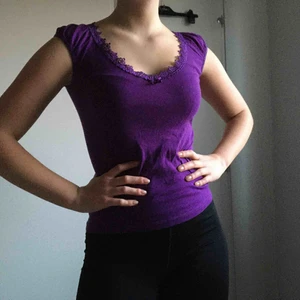  - Lila topp med fina detaljer i urringningen