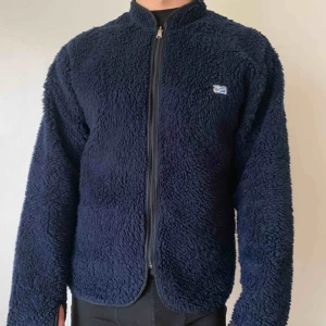  - Fristad marinblå teddyfleece i använt men fint skick. Perfekt för kalla vinterdagar. Passa herr i strl L eller som oversize på dam. Finns i Stadshagen. Kan mötas upp i Sthlm eller skickas mot frakt.