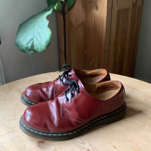  - Vinröda Dr Martens, använda men i fint skick. Finns i Stadshagen. Kan mötas upp i Stockholm eller skickas mot frakt.