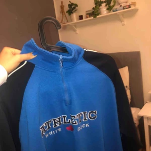  - Superfin half zip tröja köpt second hand! Jättemysig och passar perfekt oversized för s och xs⭐️ frakt tillkommer💘💜