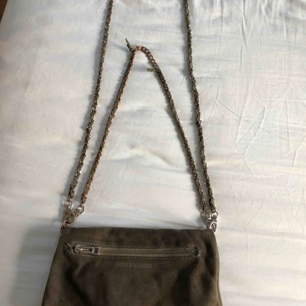 Säljer nu min Zadig väska , detta är en gammal modell och den finns inte att få tag på längre! Den är lite sliten i mockan och är även sliten på ett visst ställe på den korta kedjan därav lite lägre pris! . Väskor.