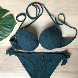  - 75C överdel, 38 underdel, mörkgrön bikini, använd 1 gång, jättefint skick, justera underdel med knutar, vadderad överdel